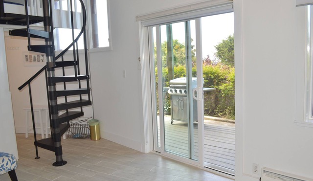 Large Studio with wrap around deck above Stinson Beach & near many hiking trails