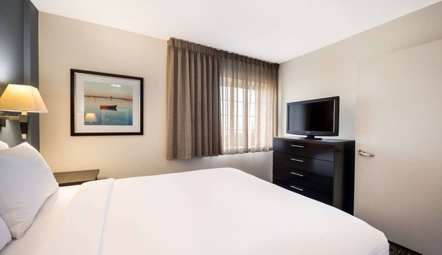 Large Suite with Full Kitchen! San Jose International Airport - 3.7 miles away!
