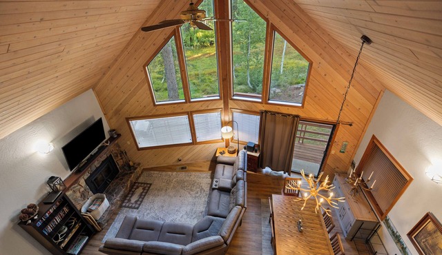 Little Meadow Cabin - 2BR Rustic Secluded Cozy Retreat - Sleeps 6 + Full Kitchen