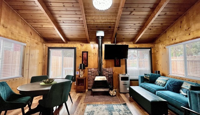 Little Red Box - Charming Mountain Getaway with seasonal Hot Tub, Big Bear Lake