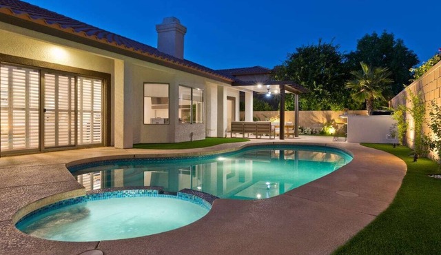 🌵Live La Dolce Vita!🌵Modern desert home with private Pool, Spa & Casita