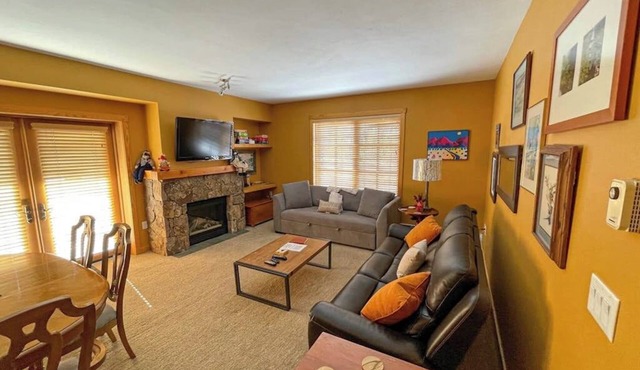 Lovely Two-Bedroom Condo in a Great Location w/Shared Fitness Center & Hot Tub
