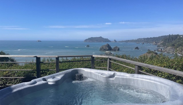 Luffenholtz Surfside Cabin ~ Romantic & Hot Tub