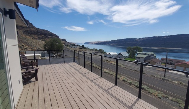 Lux 3 bdrm/3 bath sleeps 8 in George, Wa near Gorge Amphitheater & Wine Country