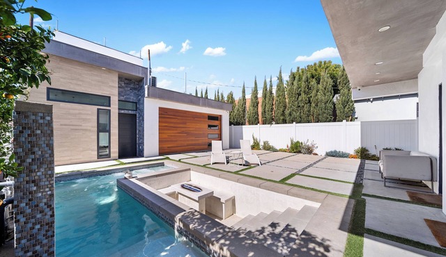 Lux 5BR Retreat: Pool & Firepit + Private Rooftops