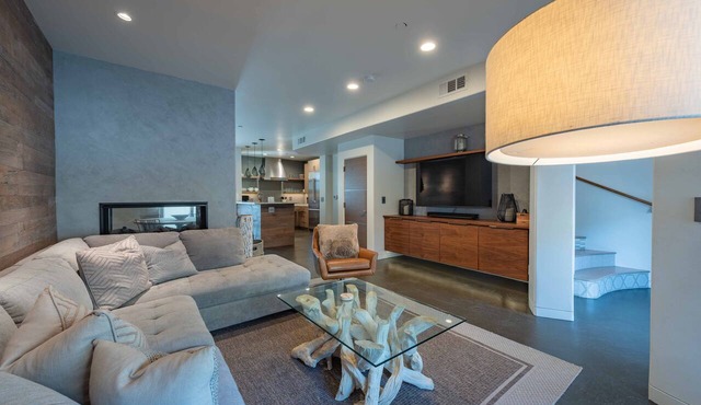 Luxe Designer Condo w/BBQ, Gourmet Kitchen & ½ Block to the Beach in Avila!
