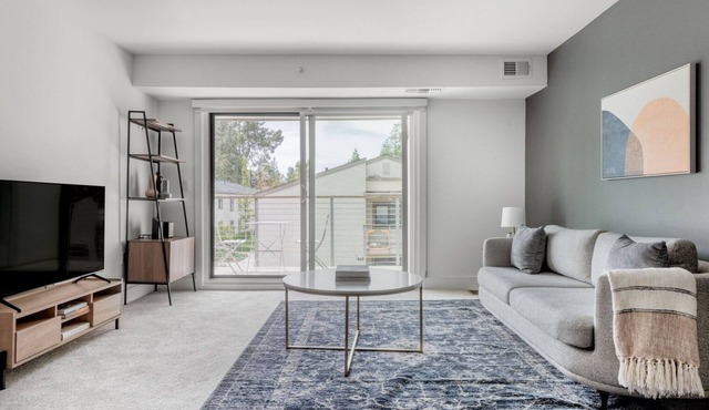 Luxe Menlo Park 1BR w/Pool, Tennis & A/C, nr Shopping, by Blueground