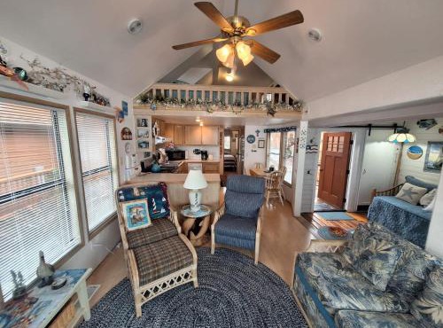 Luxurious Oceanfront Cabin 7 Getaway w Hot Tub