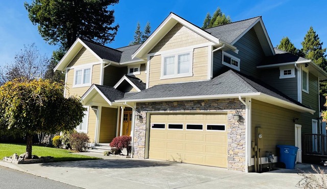 Luxury 4 Bedroom Home with Fireplace & Jacuzzi