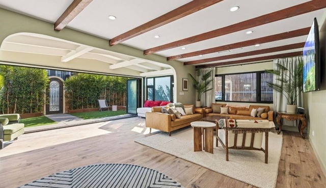 Luxury Beach Retreat Ocean Views Tesla charger. Sleeps 10