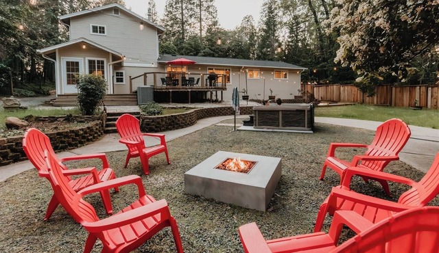 Luxury Family Home Near Towns, Chef's Kitchen, Spa, Pool Table, Bocce Ball