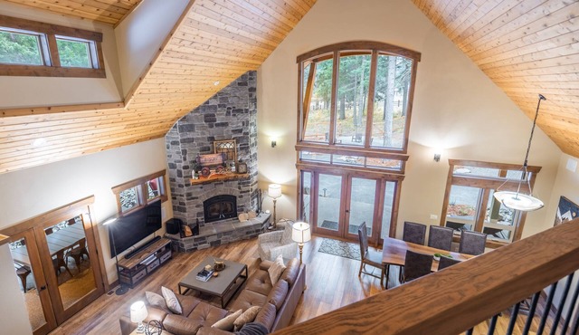 Luxury Pour House Lodge - private, hot tub, firepit