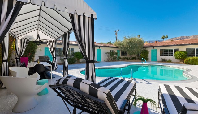 Luxury Private Resort - 1 Block to El Paseo! Sleeps 12!