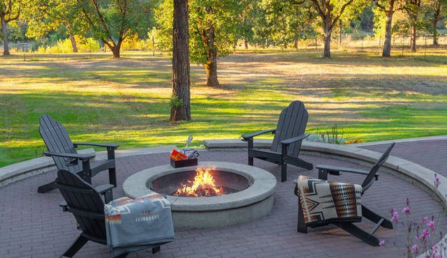Luxury Riverfront Escape- Hot tub & Fire Pit in Roseburg