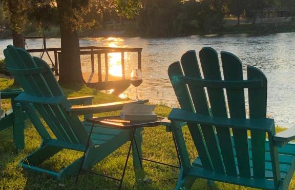 Luxury Riverside Estate - 3BR Home or 1BR Cottage or BOTH - Sleeps 14 - Swim, fish, relax, refresh