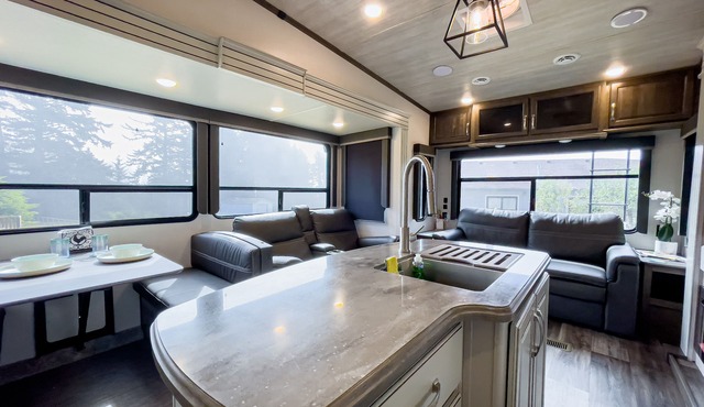 Luxury RV, with ocean views of the Mouth Of Smith River. Indoor heated pool.