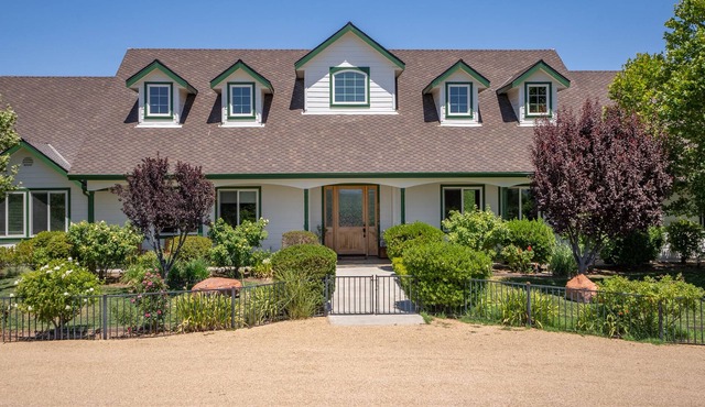 Luxury Vineyard Estate-Incredible Sunset Views--3 Night Minimum!