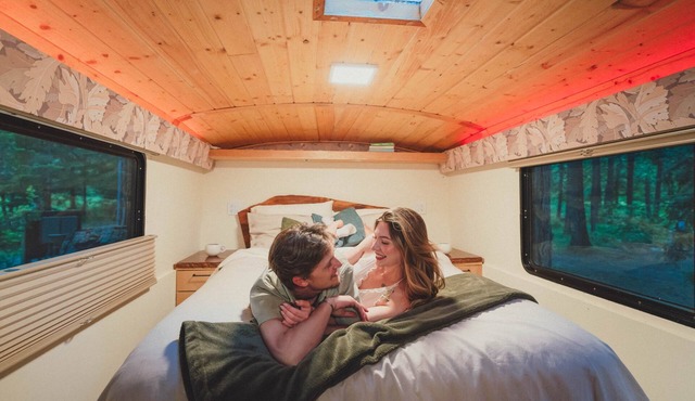 Madrone Hideout-Artist Bus Retreat at Azalea Grove Getaway