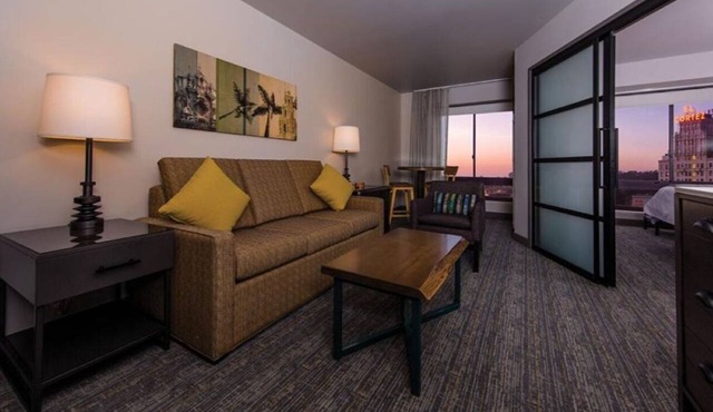 Marriott Vac Club, 1 BR SUITE, Kitchenette, Sleeps 4, 17min walk Conv. Ctr.