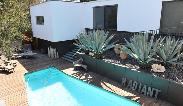MCM Tree House, Zen Hideaway Hillside Home W/Private Canyon View & Pool