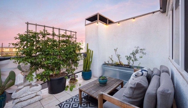 MDR Beach Condo w/Rooftop Deck, Steps to the Sand