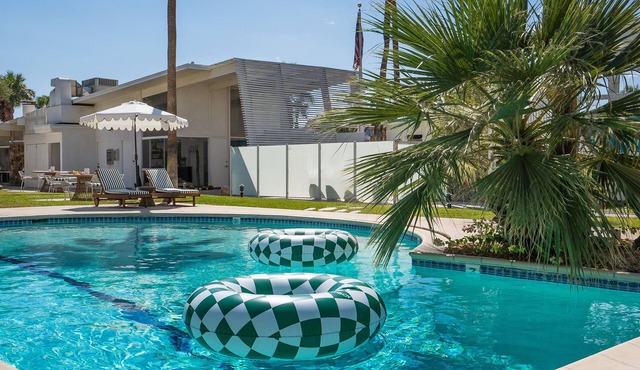 Mid-Century Studio Pool + Sauna | Mins to Dining | Monkey Tree Hotel