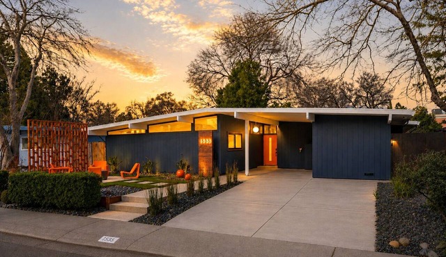 Midcentury Modern Oasis: Atomic Ranch Reimagined