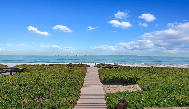 Miramar Beach Cottage Steps to Sand Sleeps 4
