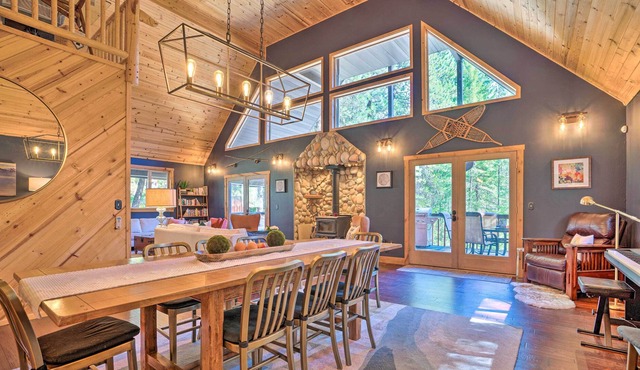 Mod Alpine Cabin w/ Hot Tub, Game Room & Fire Pit! in Leavenworth
