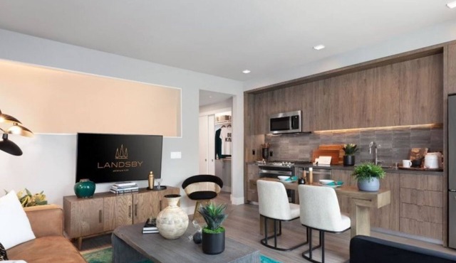 Modern 2BR Condo at Landsby – Hot Tub & Pool, Relax