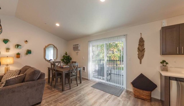 Modern and Stylish, KING bed, Wifi, FREE Parking!