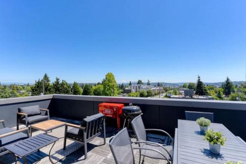 Modern Ballard Townhome with Rooftop Views