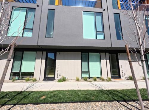 Modern Brand New Stylish Fully Furnished Studio Close to Downtown