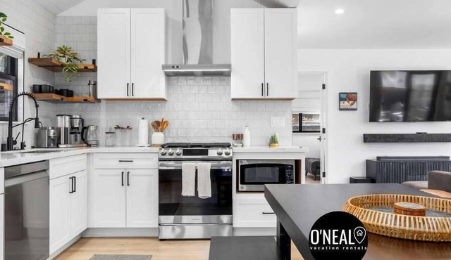 Modern Coastal Escape - walking distance to beach!