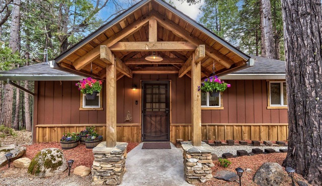 Modern Comfort at Ninis Cottage Fish Camp Steps from Yosemite