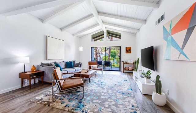 Modern condo with mountain view, private balcony, pools