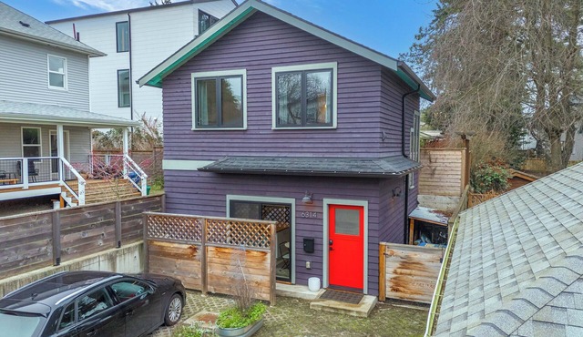 Modern Home in Ballard - Workspace and EV Parking