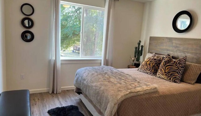 Modern home in downtown Sumner, WA, 34 mi from Lumen Field