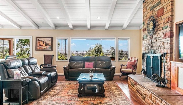 Modern home with ocean views, wood fireplace, & chef's kitchen - dog-friendly