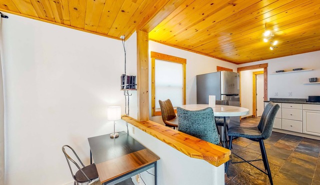 Modern lake-view hotel - all eight rooms - dog-friendly - near beach & golf