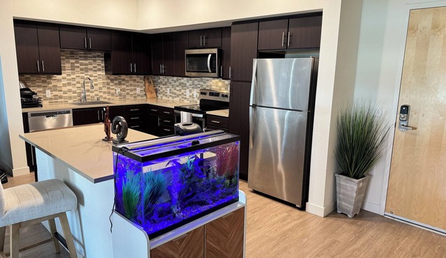 Modern Lux 1-Bedroom Chock-Full of Amenities. Caltrain & SFO < 10mins