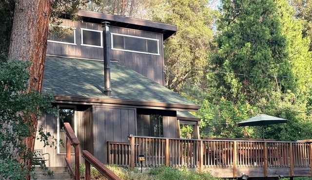 Modern Mountain Getaway 12 Miles to Yosemite, Private Yard, Fire Table