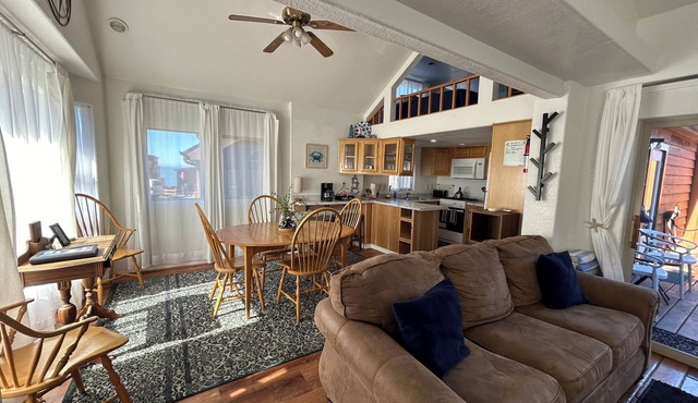 Modern Ocean Cabin 27 Stylish Kitchen & Jacuzzi & Private Beach (Private Beach Owned by White Rock Resort)