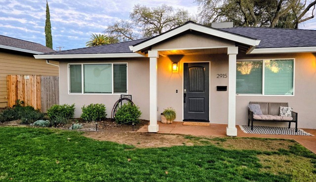Modern Pet friendly 2-bedroom house with AC in vibrant North Oak Park
