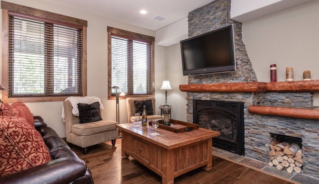 Modern Townhome on Sierra Star Golf Course! Private Hot Tub!