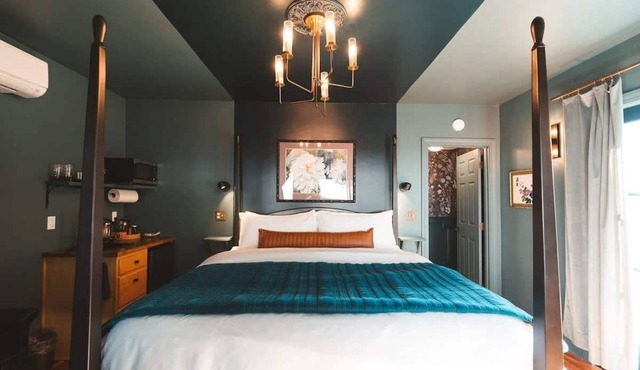 Moody Ashland Escape: Luxe Suite, Copper Tub