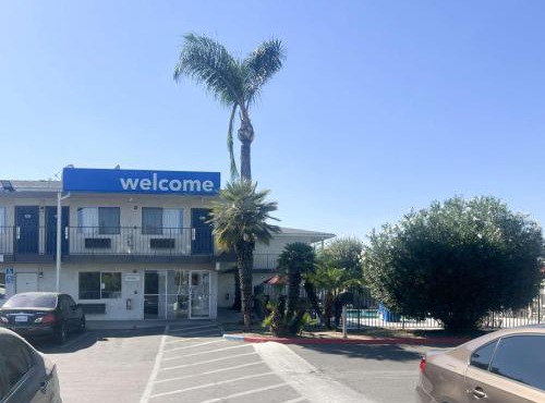 Motel 6-Tulare, CA