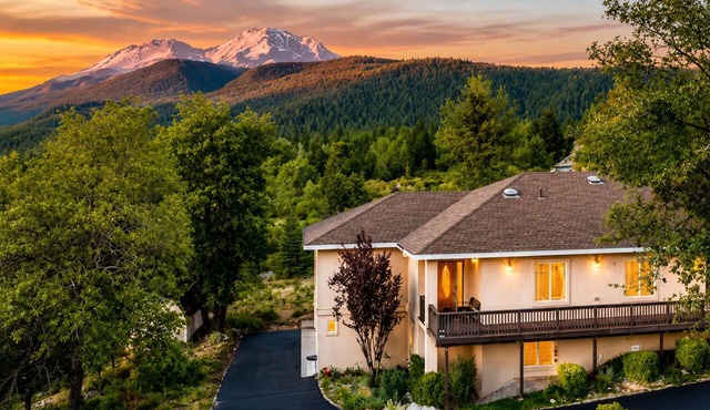 Mount Shasta is calling - Amazing Views- The House of Light - Pet Friendly