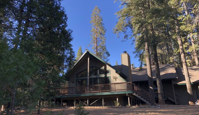 Mountain cabin with fireplace. Minutes away from Shaver Lake and China Peak.