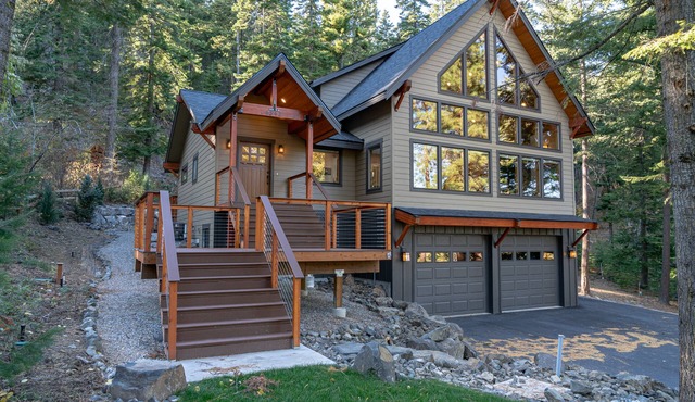 Mountain Retreat, steps from Skiing, Mountain Biking, and Hiking